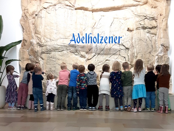 Die Kindergartenkinder erkundeten gemeinsam die faszinierenden Adelholzener Wasserwelten.