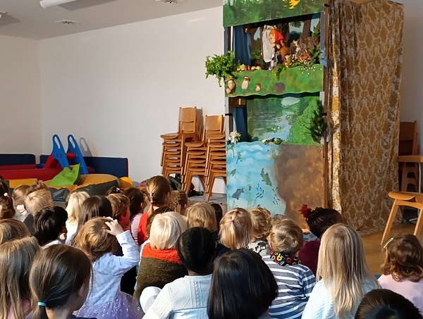 Die Puppenspielerin zog die jungen Zuschauerinnen und Zuschauer ganz in ihren Bann.