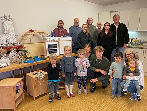 Gruppenfoto mit den Spendern von Polster Fischer, Leitung und Mitarbeiterinnen und Mitarbeiter von St. Josef Traunstein und Kindern.