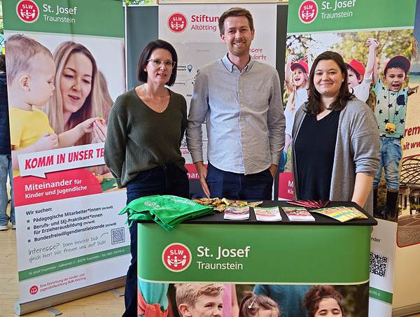 Manuela Steinbrücker, Benjamin Rosnitschek und Ramona Emig stellten den interessierten Besucherinnen und Besuchern die vielfältigen Berufsmöglichkeiten in St. Josef Traunstein vor.