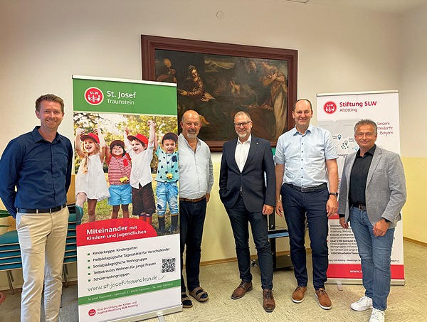 Gruppenbild mit Vertretern vom Landratsamt Traunstein und der Hausleitung von St. Josef Traunstein