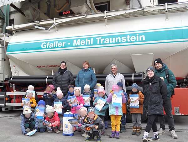 Die Kindergartengruppe "Strolche" besuchte die Gfaller Mühle in Haslach.