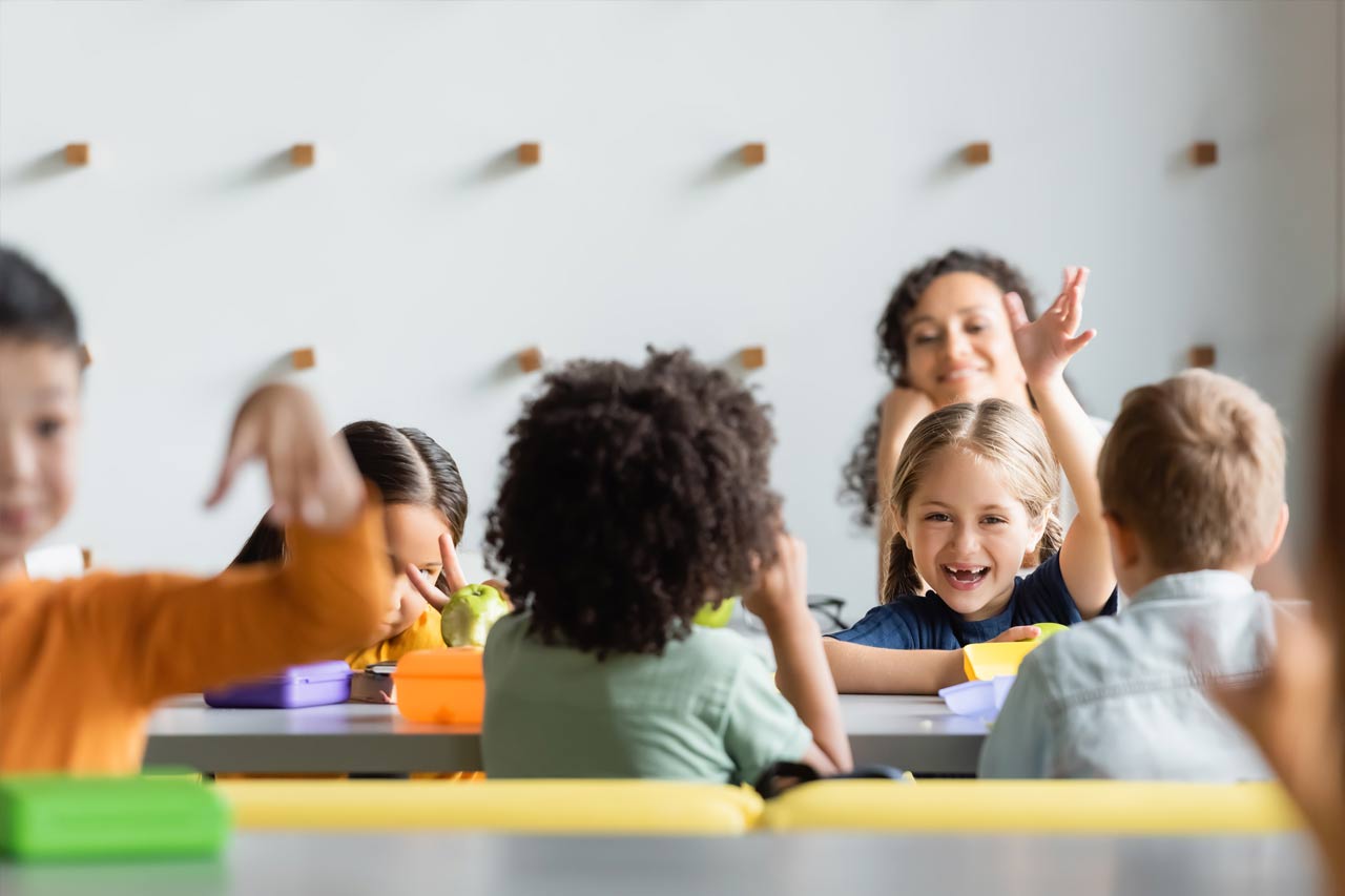 Eine Gruppe Schüler meldet sich in der Klasse.
