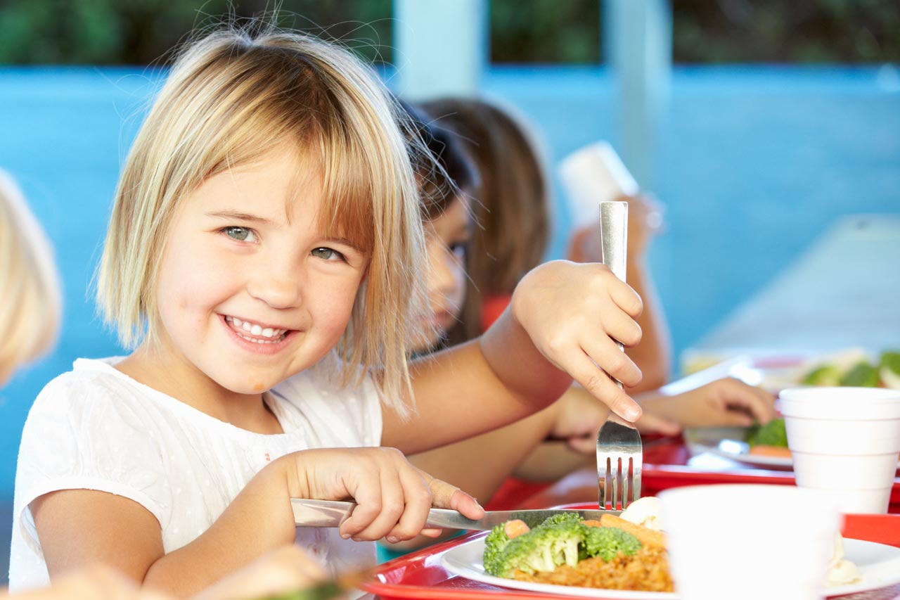Kinder beim Essen am Tisch.