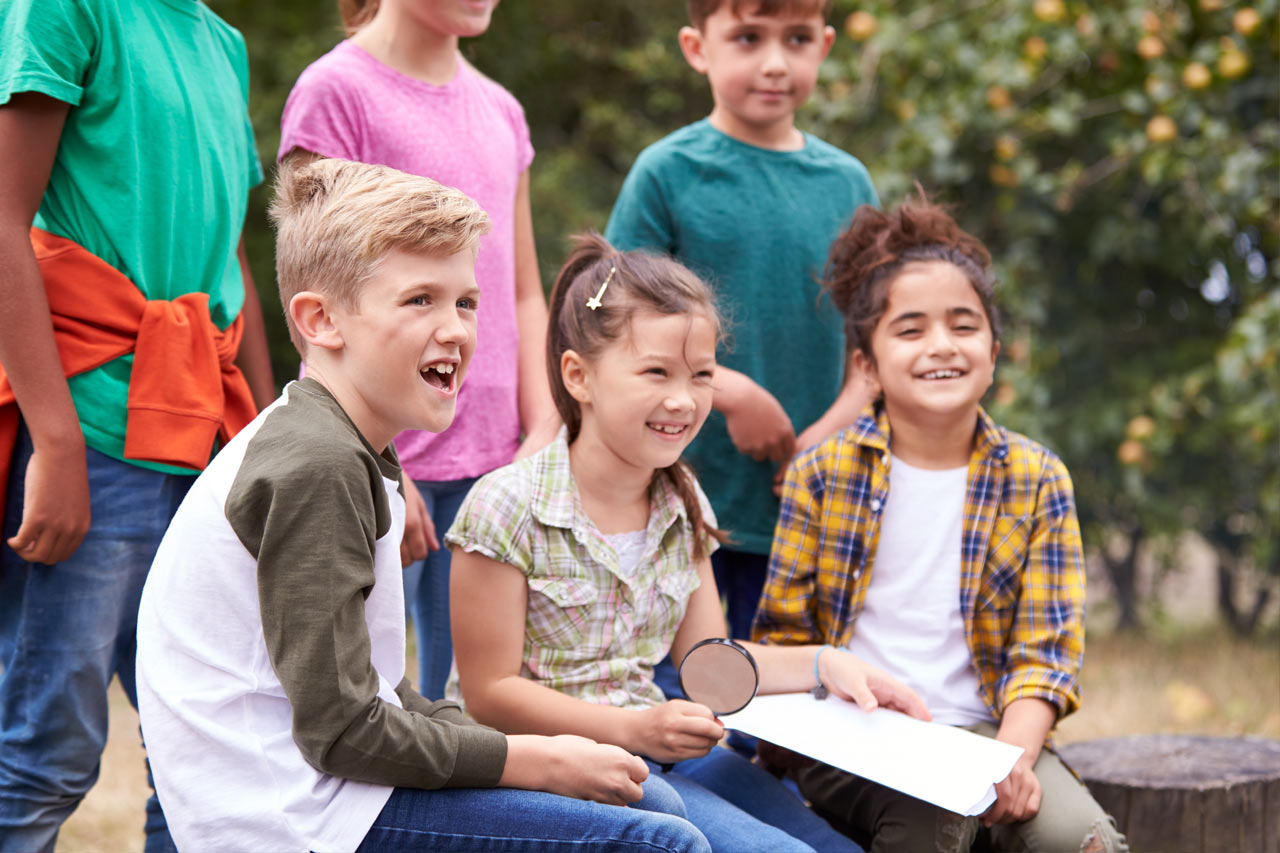 Eine Gruppe Kinder redet im Pausenhof.